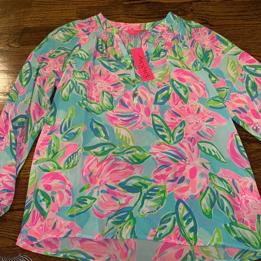 Lilly Pulitzer ELSA 100% Silk Top in multi totally blossom print size Medium NWT - Picture 2 of 8